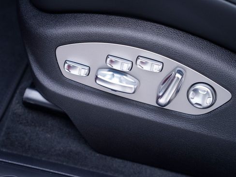 Certified 2026 Porsche Macan AWD/4WD image 16