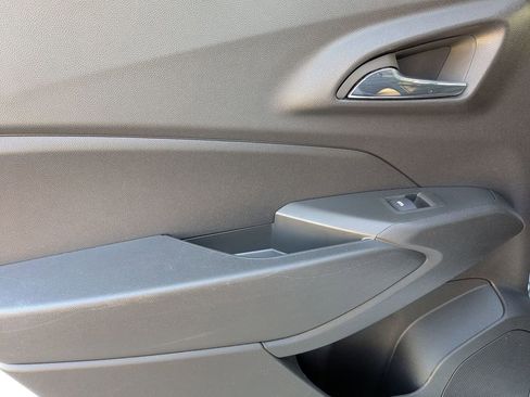 Used 2025 Chevrolet Trax LT w/ LT Convenience Package image 24