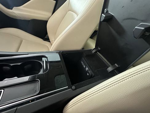 Used 2020 Jaguar F-PACE Premium image 43