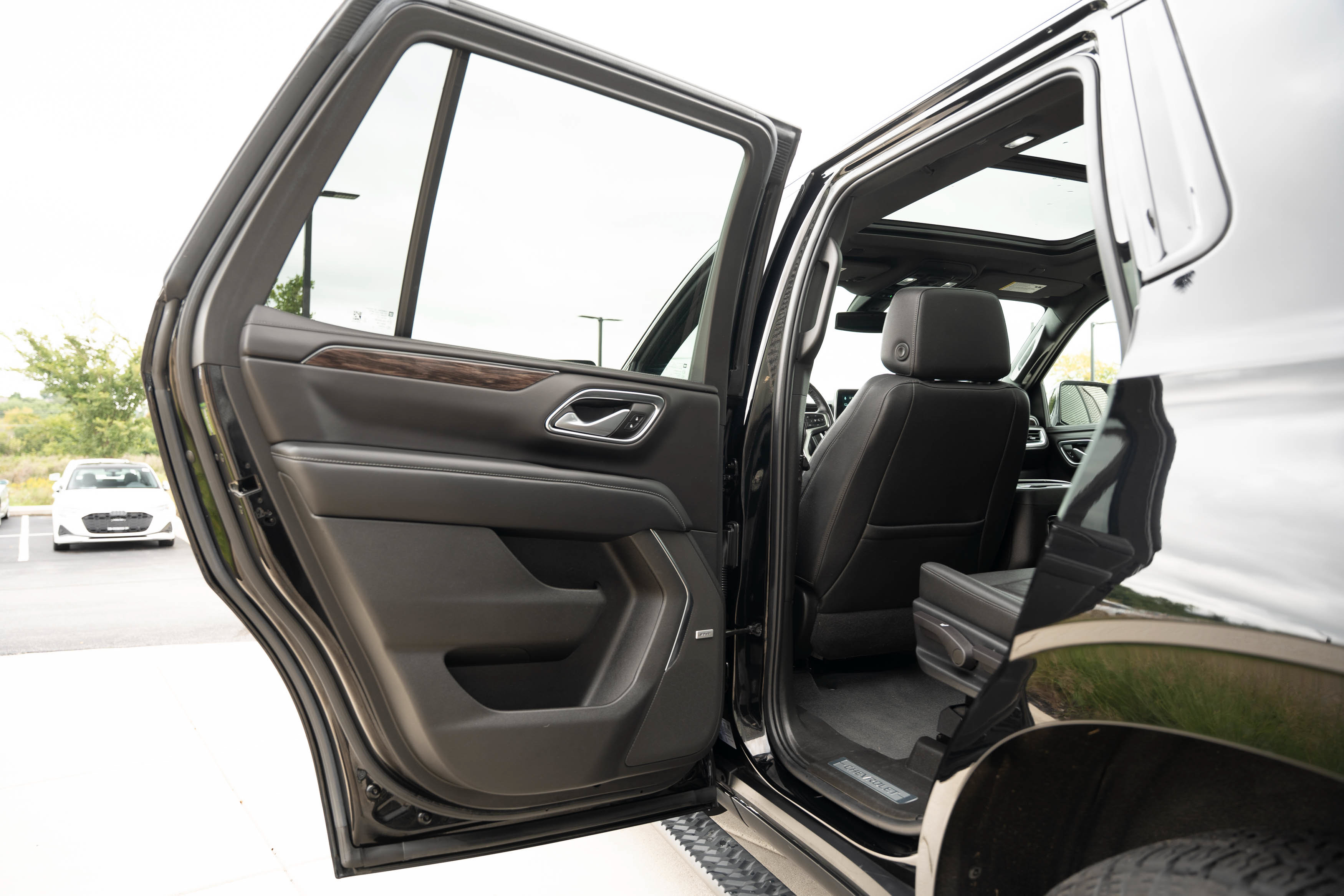 Used 2022 Chevrolet Tahoe Z71 w/ Luxury Package AWD/4WD image 28