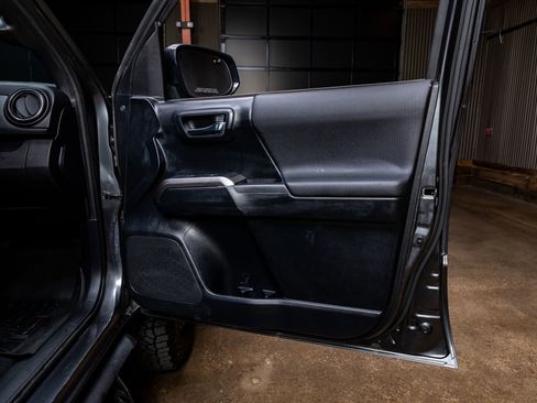 Used 2019 Toyota Tacoma TRD Off-Road image 35