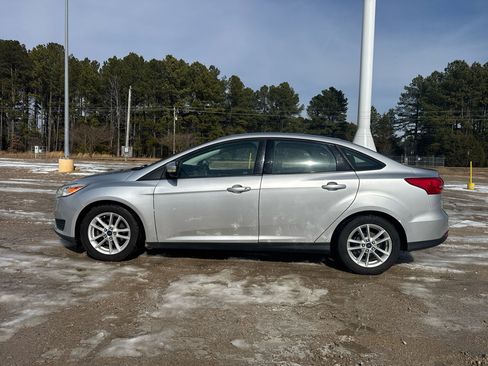 Used 2016 Ford Focus SE image 9