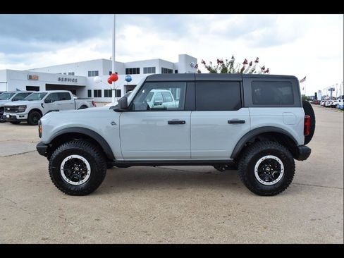 Used 2024 Ford Bronco Black Diamond w/ Sasquatch Package AWD/4WD image 2