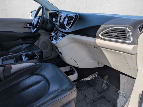 Used 2017 Chrysler Pacifica Touring-L FWD image 30
