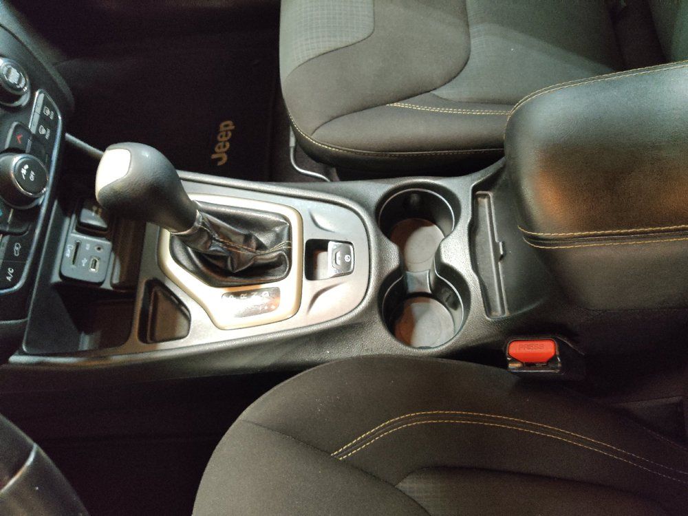 Used 2016 Jeep Cherokee Latitude FWD image 26