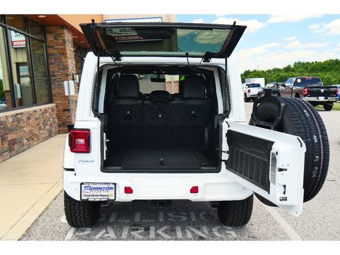 Used 2022 Jeep Wrangler Unlimited Sahara AWD/4WD image 30