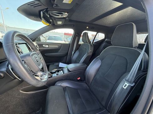 Used 2020 Volvo XC40 T5 R-Design image 3