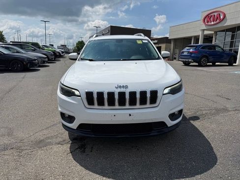 Used 2019 Jeep Cherokee Latitude Plus w/ Comfort/Convenience Group FWD image 2