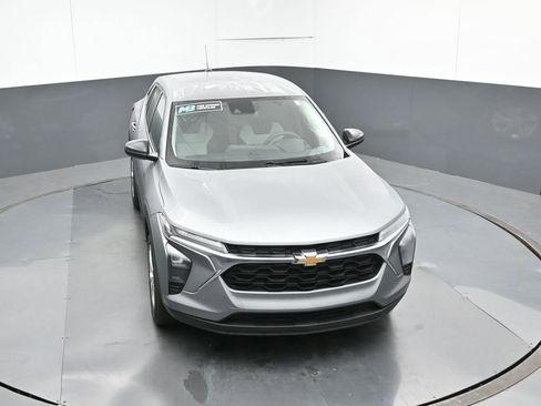 Used 2025 Chevrolet Trax LS image 50