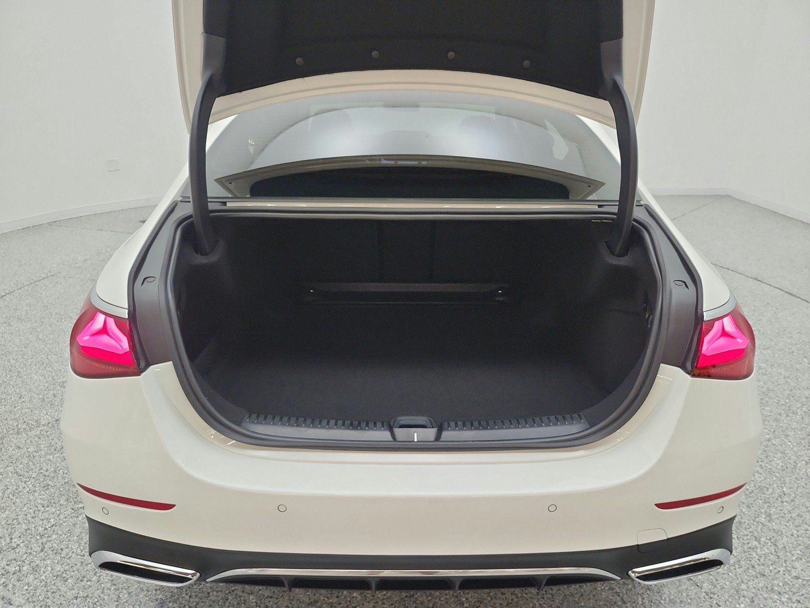 Used 2026 Mercedes-Benz E 450 4MATIC Sedan w/ Winter Package image 18