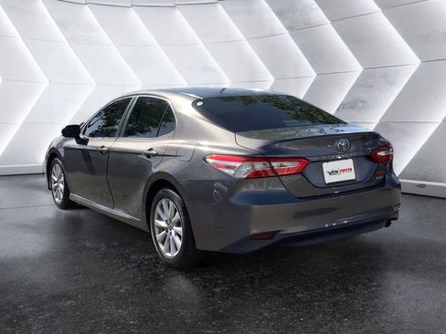 Used 2018 Toyota Camry LE image 6