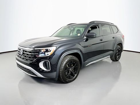 Used 2024 Volkswagen Atlas Peak Edition SE AWD/4WD image 4