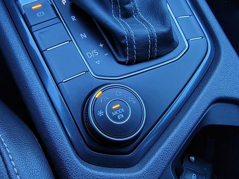 Used 2021 Volkswagen Tiguan SE image 32