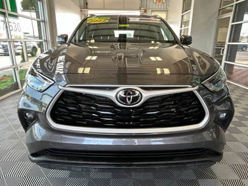 Used 2022 Toyota Highlander XLE AWD/4WD image 2