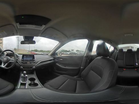 Used 2025 Nissan Altima 2.5 SV FWD image 41