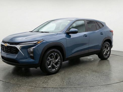 Used 2025 Chevrolet Trax LT w/ LT Convenience Package image 3