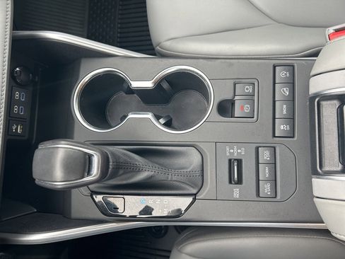Used 2022 Toyota Highlander XLE image 19