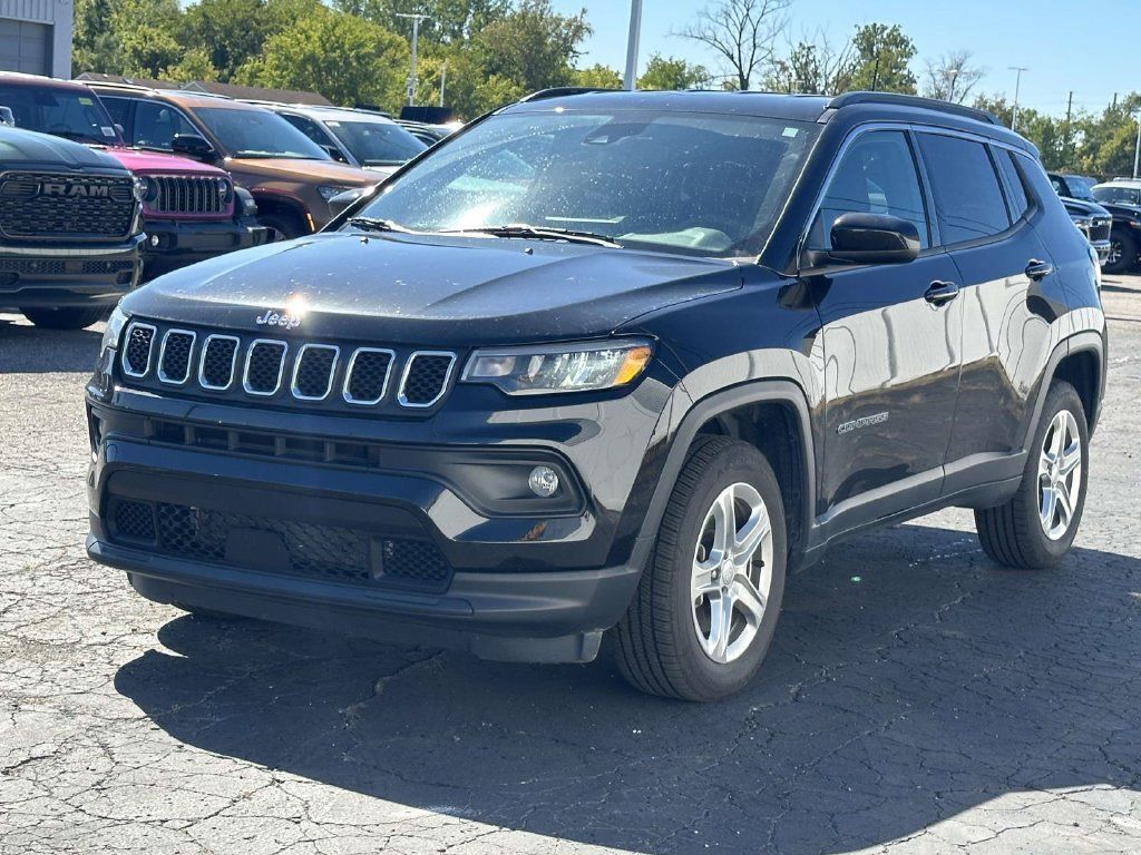 Used 2023 Jeep Compass Latitude w/ Convenience Group AWD/4WD image 7