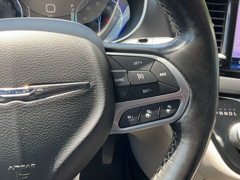 Used 2021 Chrysler Pacifica Touring-L FWD image 34