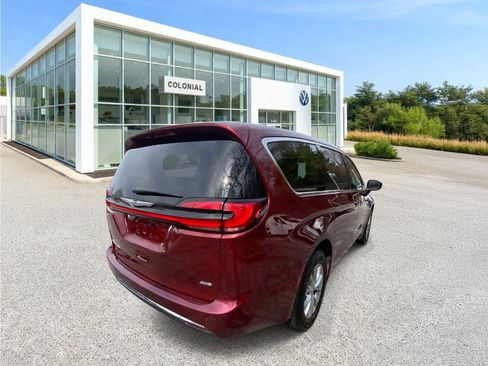 Used 2023 Chrysler Pacifica Touring-L AWD/4WD image 5