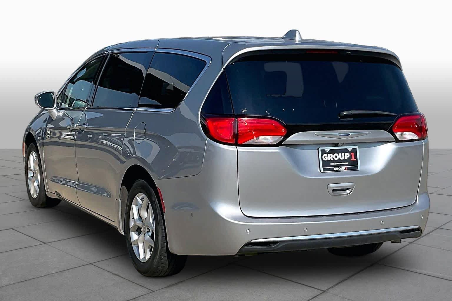 Used 2019 Chrysler Pacifica Touring Plus w/ Tire & Wheel Group FWD image 11