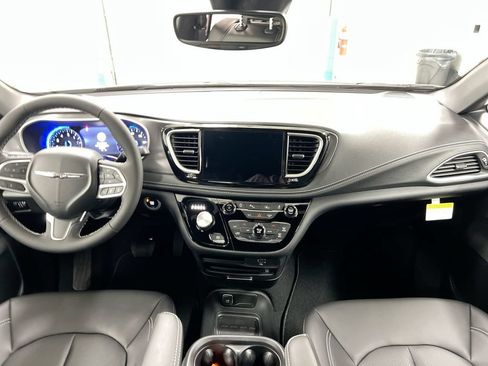 New 2026 Chrysler Pacifica Select AWD/4WD image 10