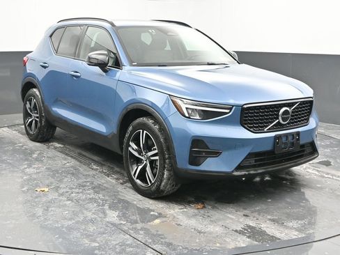 Used 2024 Volvo XC40 B5 Core image 2