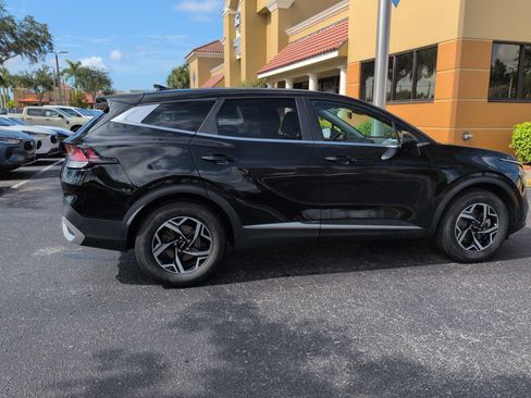 Used 2023 Kia Sportage LX FWD image 3