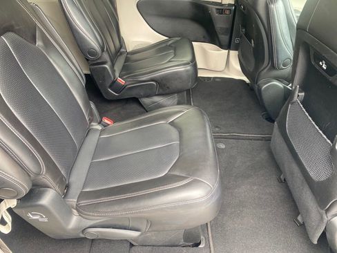 Used 2023 Chrysler Pacifica Touring-L FWD image 19