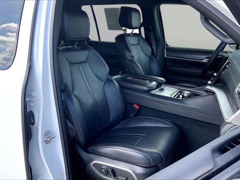Used 2024 Jeep Wagoneer Series II w/ Flexible Seating Group RWD image 9