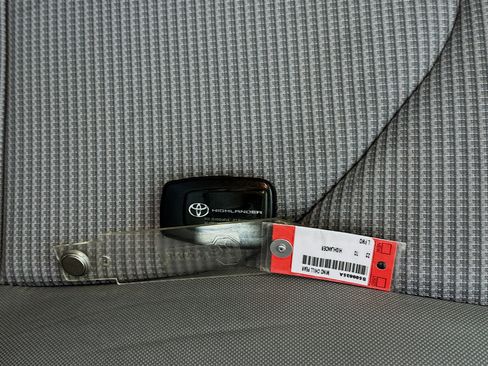 Used 2023 Toyota Highlander L image 32