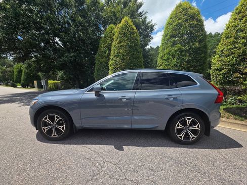 Used 2022 Volvo XC60 B5 Momentum w/ Climate Package AWD/4WD image 2