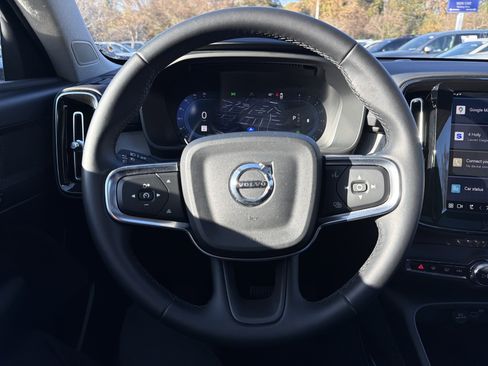 Certified 2025 Volvo XC40 B5 Plus image 3