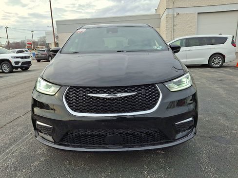 Certified 2025 Chrysler Pacifica Select image 3