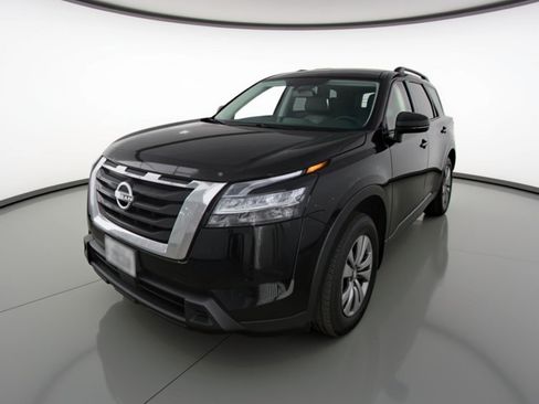Used 2025 Nissan Pathfinder SV image 3