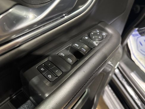 Used 2023 GMC Yukon SLT w/ SLT Luxury Package image 16