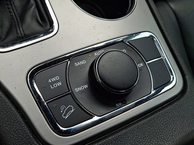 Used 2021 Jeep Grand Cherokee Limited AWD/4WD image 25