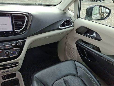 Certified 2024 Chrysler Pacifica Touring-L image 17