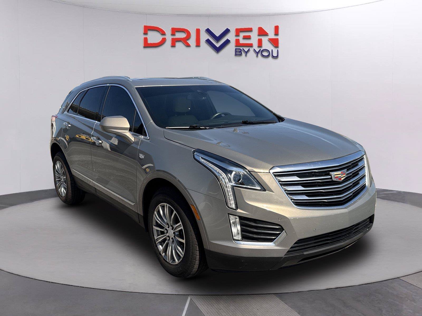 Used 2017 Cadillac XT5 Luxury w/ Driver Awareness Package FWD image 2