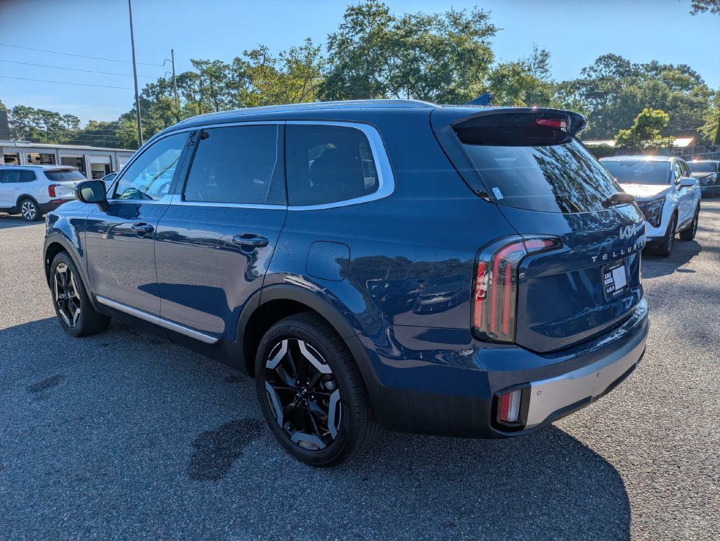 Used 2023 Kia Telluride EX w/ EX Captain's Chair Package AWD/4WD image 5