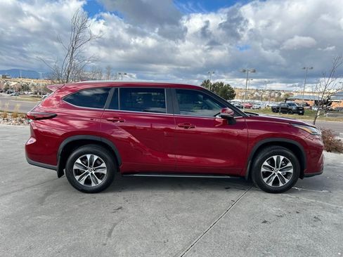 Used 2026 Toyota Highlander XLE image 9