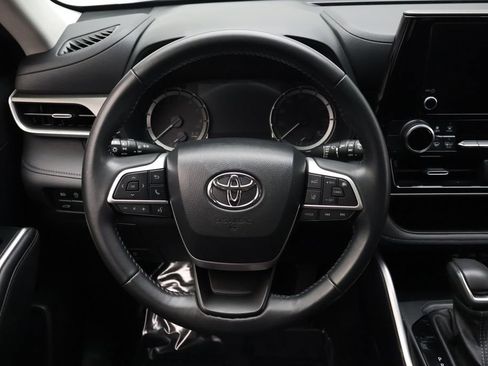 Used 2024 Toyota Highlander LE AWD/4WD image 23