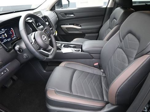 Used 2025 Nissan Pathfinder Platinum AWD/4WD image 9