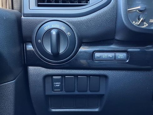 Used 2023 Nissan Titan SV image 22