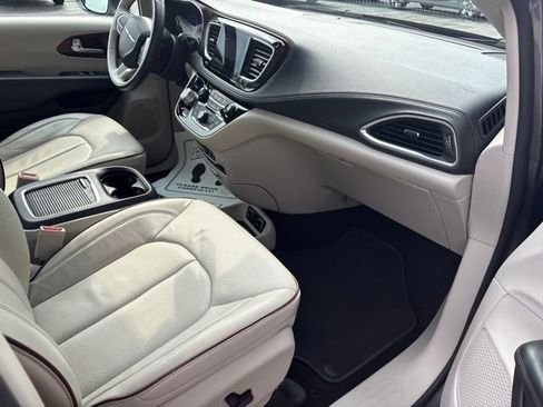 Used 2019 Chrysler Pacifica Limited w/ Advanced Safetytec Group FWD image 18