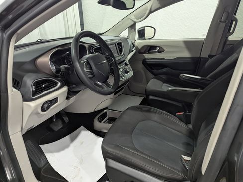 Used 2023 Chrysler Voyager LX image 16