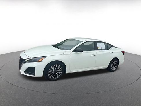 Used 2025 Nissan Altima 2.5 SV FWD image 6