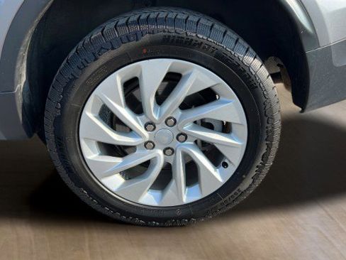 Used 2024 Land Rover Discovery S image 19