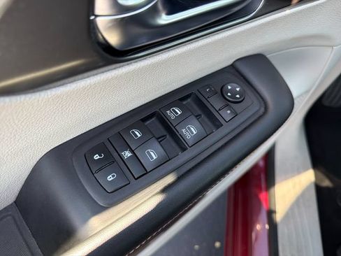 Used 2023 Chrysler Pacifica Touring-L FWD image 11
