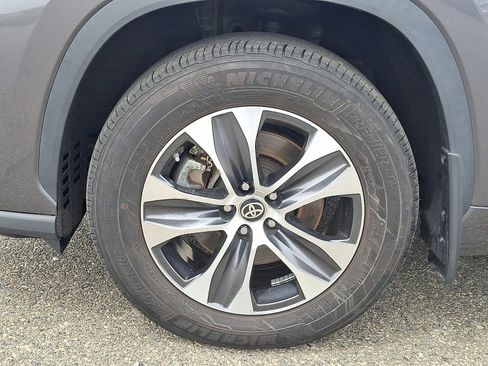 Used 2023 Toyota Highlander XLE AWD/4WD image 8